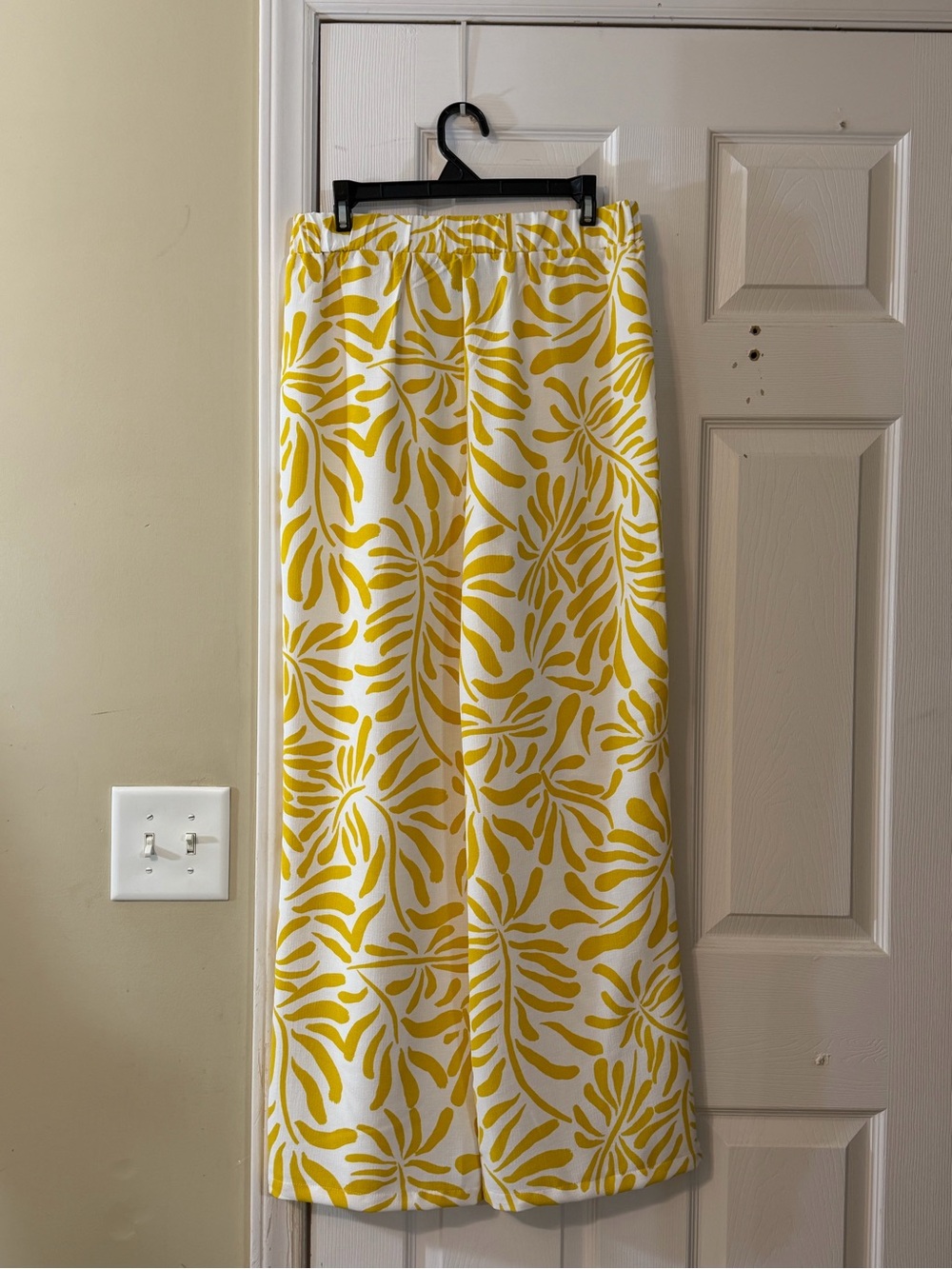 Adorable yellow and white floral-ish design wide leg pants.
